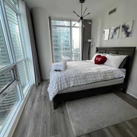 Prestigious 2-Bdrm Condo - Across From Scotiabank Arena Toronto Exterior foto