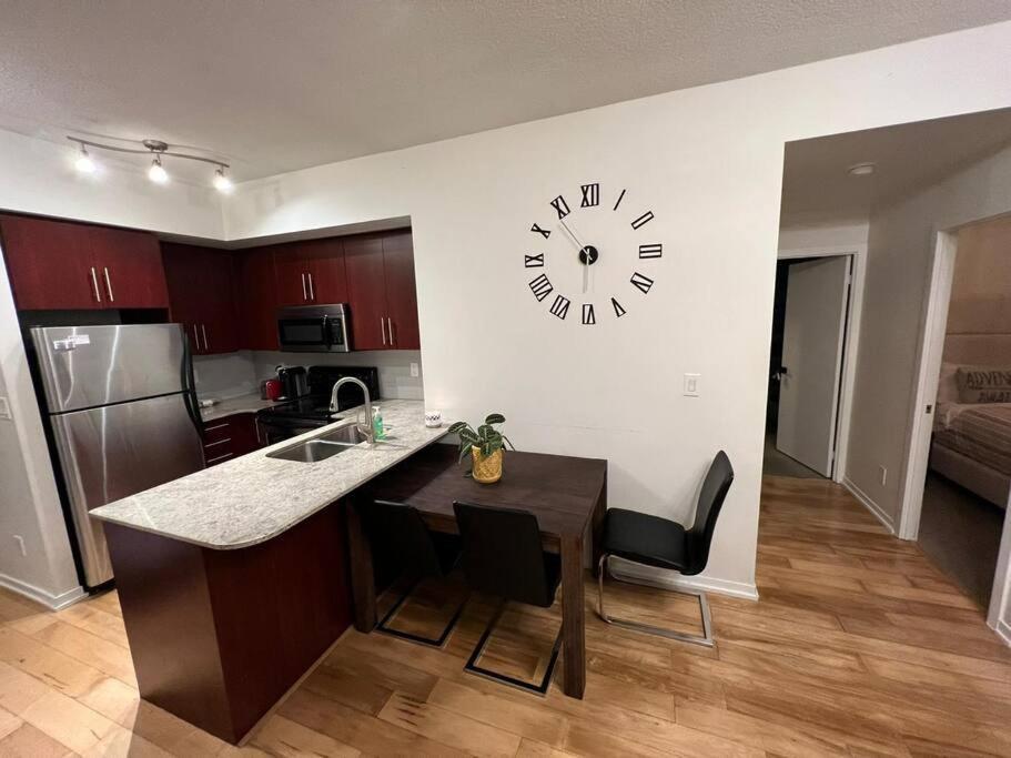 Prestigious 2-Bdrm Condo - Across From Scotiabank Arena Toronto Exterior foto