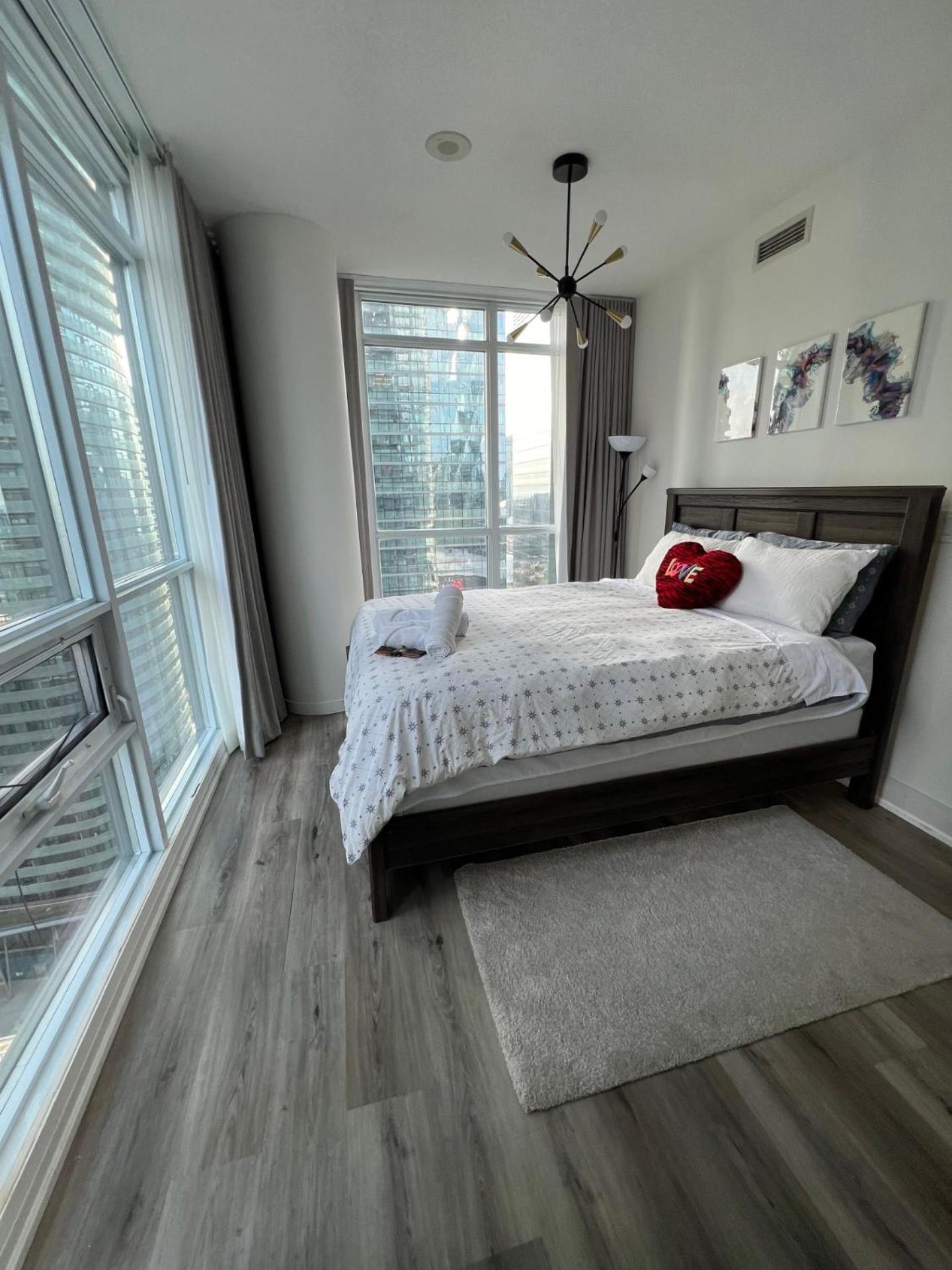 Prestigious 2-Bdrm Condo - Across From Scotiabank Arena Toronto Exterior foto