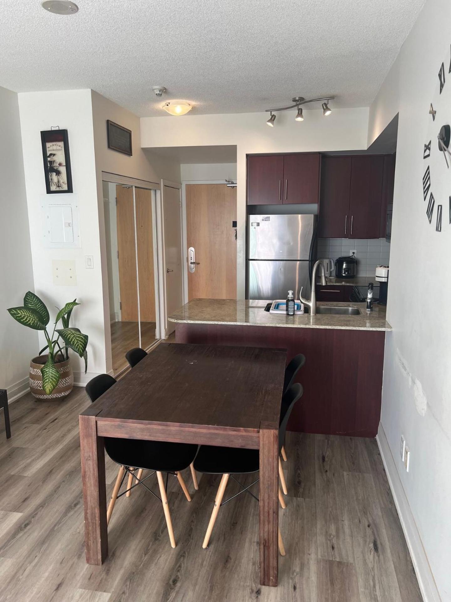 Prestigious 2-Bdrm Condo - Across From Scotiabank Arena Toronto Exterior foto